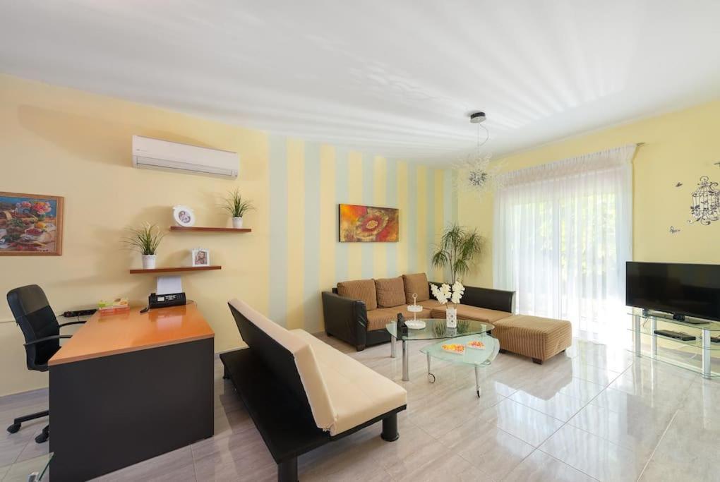 Greek Style Ground Floor Apartment & Pool Ialysós Eksteriør bilde